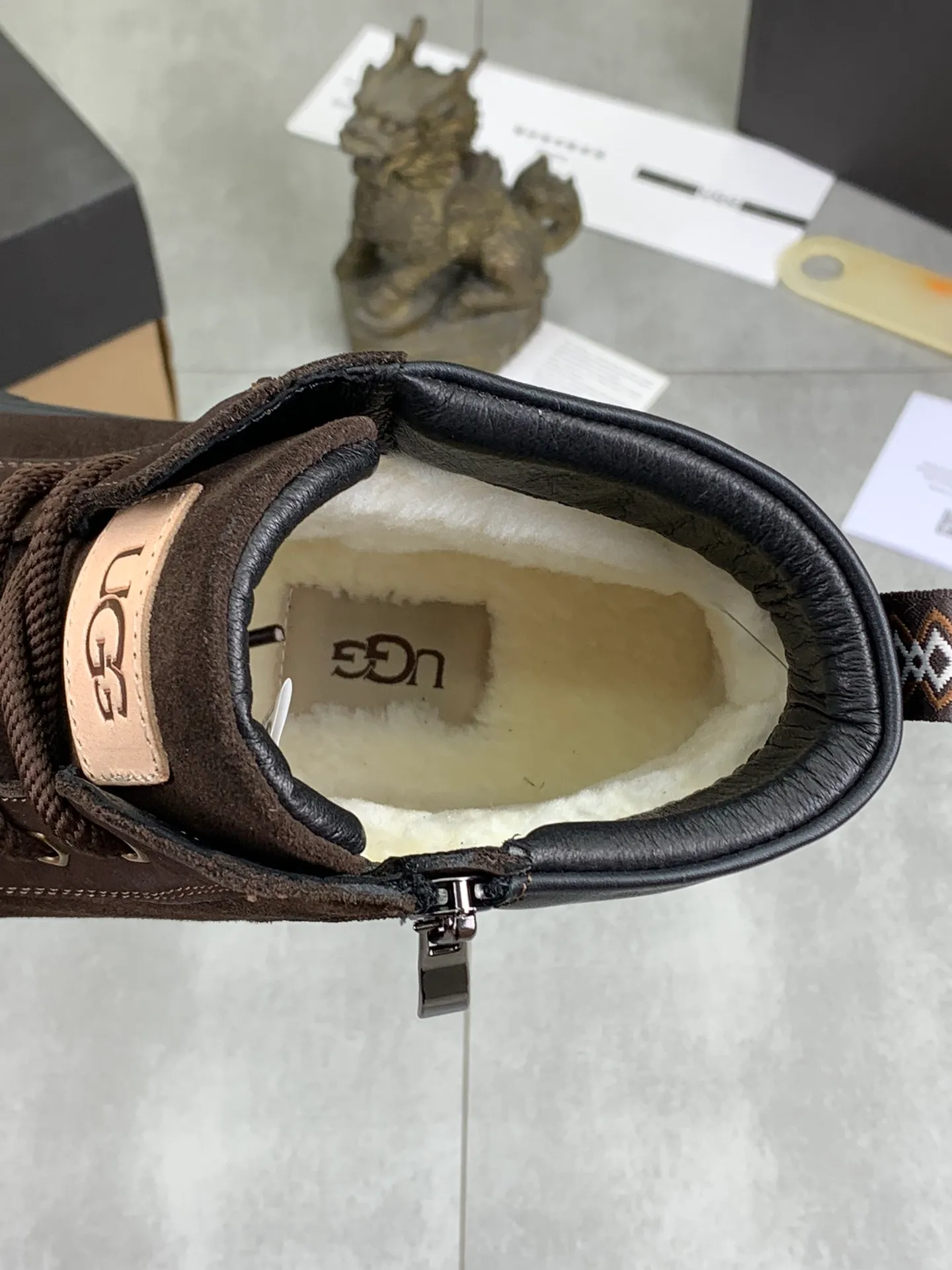 Men's Men's Shoes P620 [New Style] 💰 🆘 "Real Wool" [UGG] 👉 Popular men's shoes official website synchronization 🔰 Genuine quality [proud] is not comparable to the imitations in the general market 🌀 The upper is imported Italian frosted cowhide, and the lining: foot pad 🅰️ grade 🐑 real wool 👻 Only Grade A can show the effect The hand feels smooth and delicate 🔱The shoe shape is grand, only genuine factories can do it 🎄The perfect toughness of the original outsole 👻⬛️ can allow customers to say goodbye to one-time consumption. Real wool lining, super warm. Available in black or brown. Size: 38-44